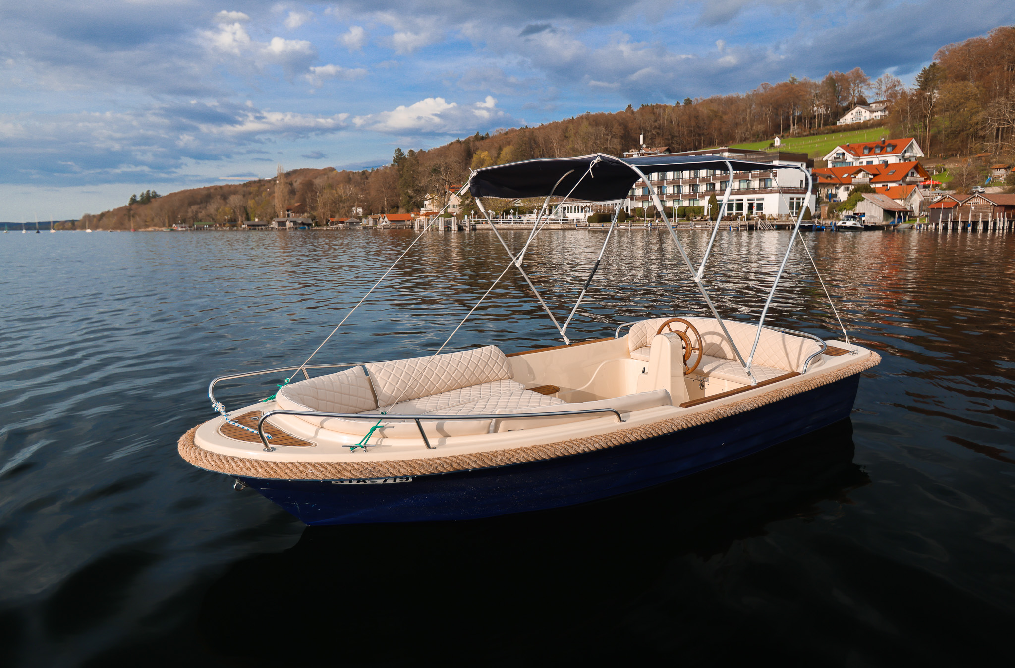 Rhea Verleihboot auf dem Wasser