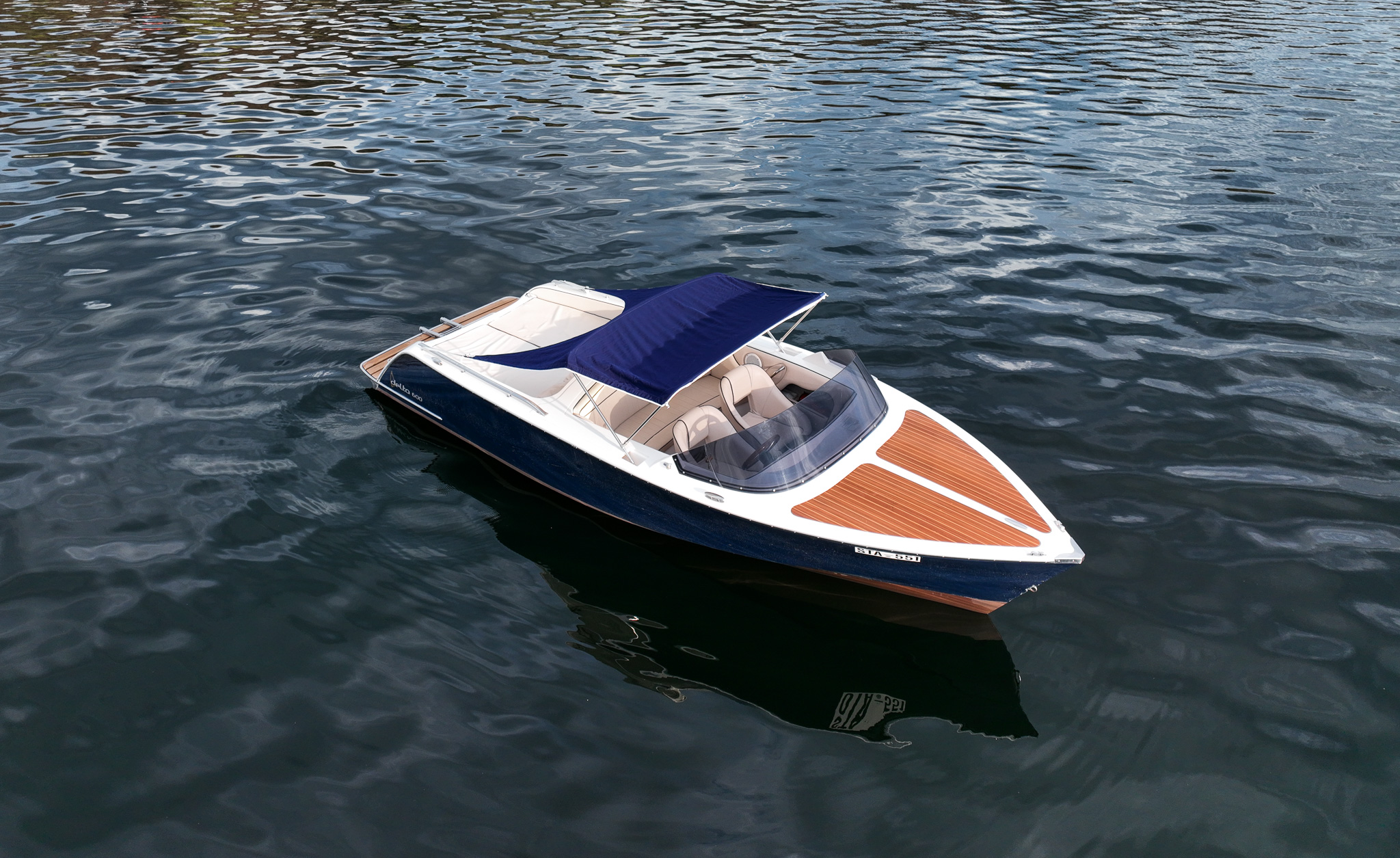 Sitzbereich des Delta 600 Verleihboots