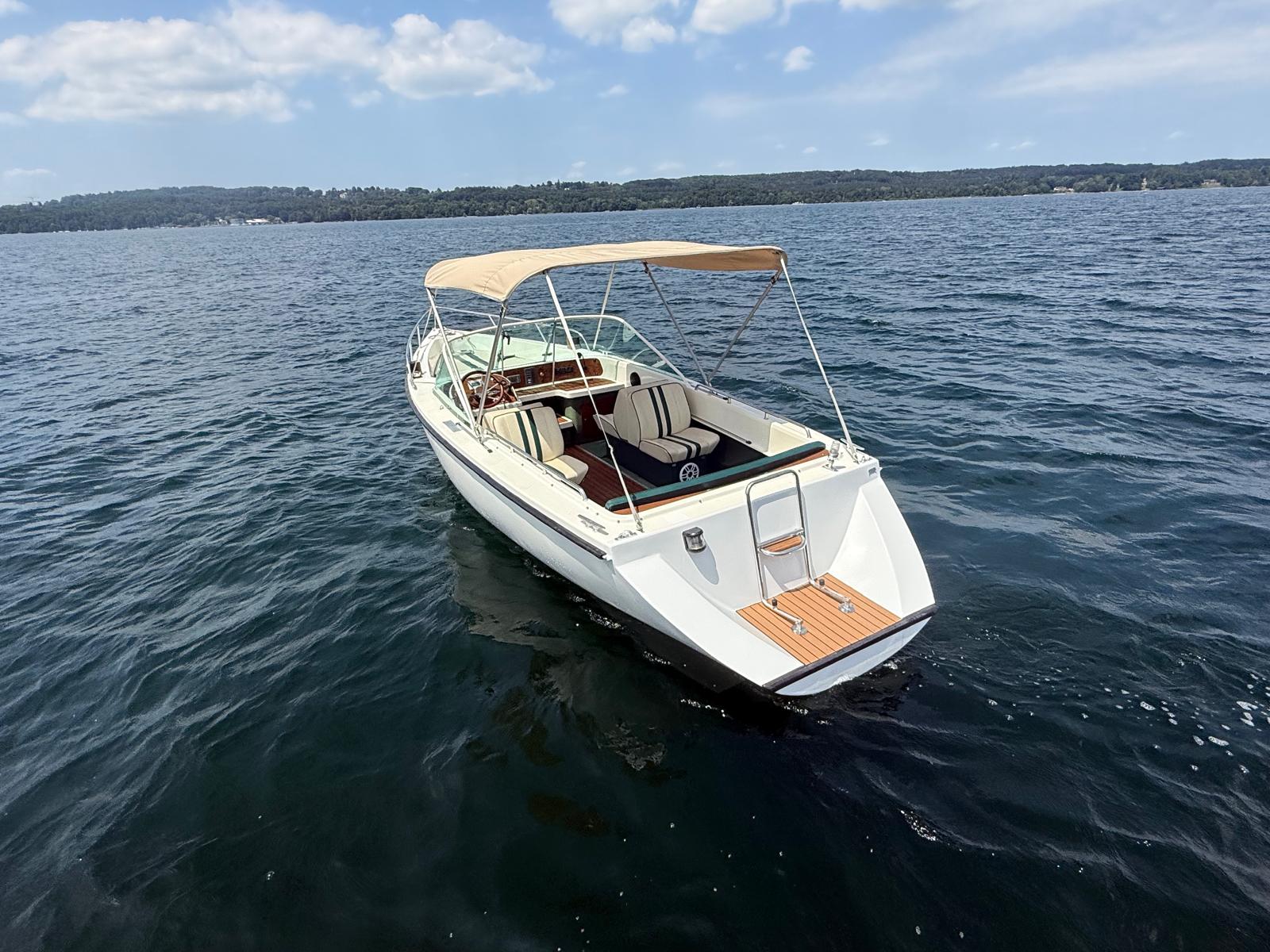 Liegefläche des Aquawatt Verleihboots