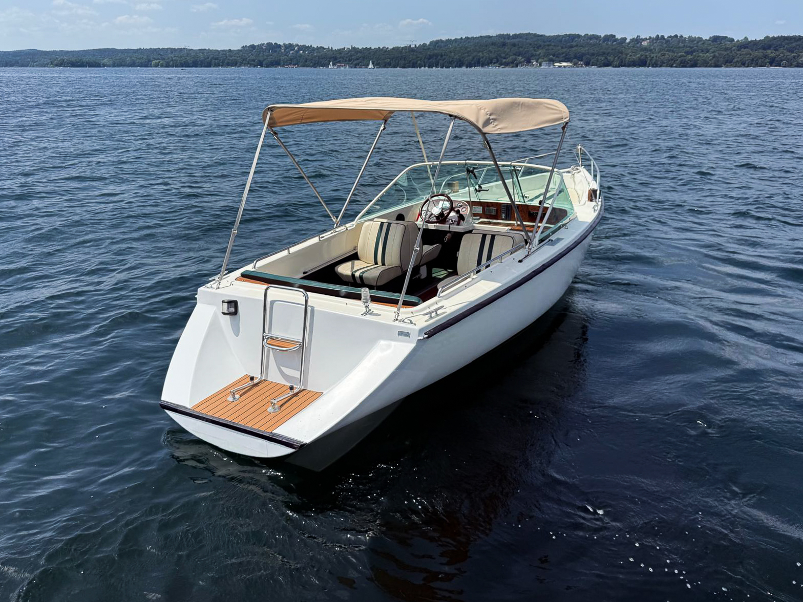 Aquawatt Verleihboot auf dem Wasser